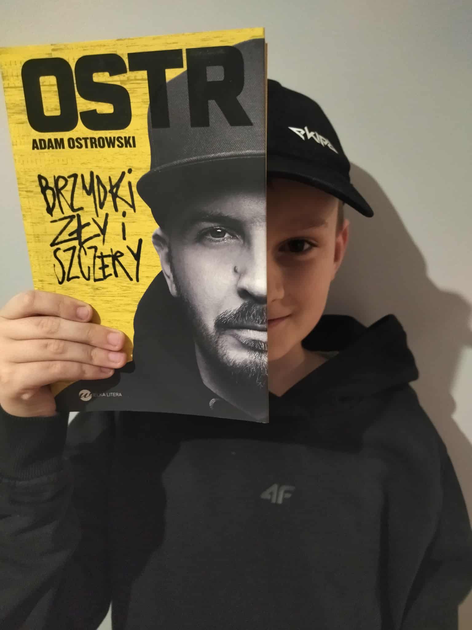 Sleeveface – ubierz twarz w książkę